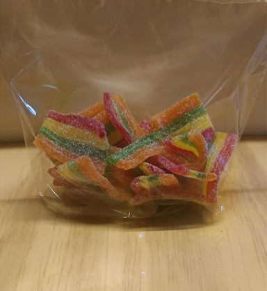 Miami Pik Haribo – Sachet de 100 g Bandes multicolores acidulées, tendres et fruitées. Un bonbon Haribo plein de peps